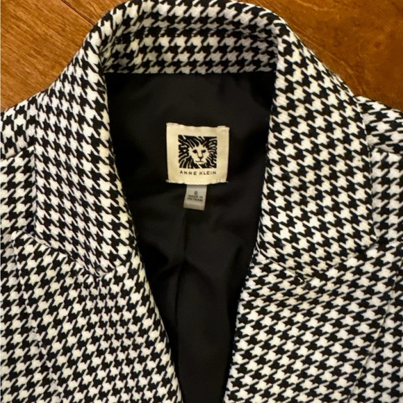 Size small black and white blazer - Picture 3 of 3